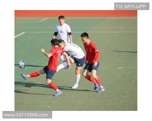 激情四溢的绿茵场上足球比赛的激烈瞬间与球员的拼搏精神